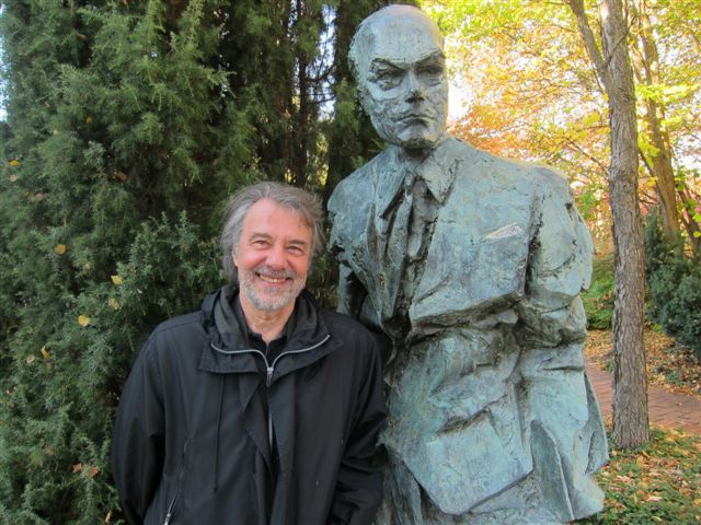 Kjell Johansson poserar vid Jan Fridegård-statyn i oktober 2011 i samband med att han under rubriken